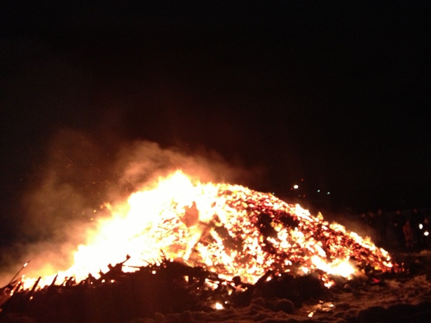 アイスランド各地で燃える巨大な焚火