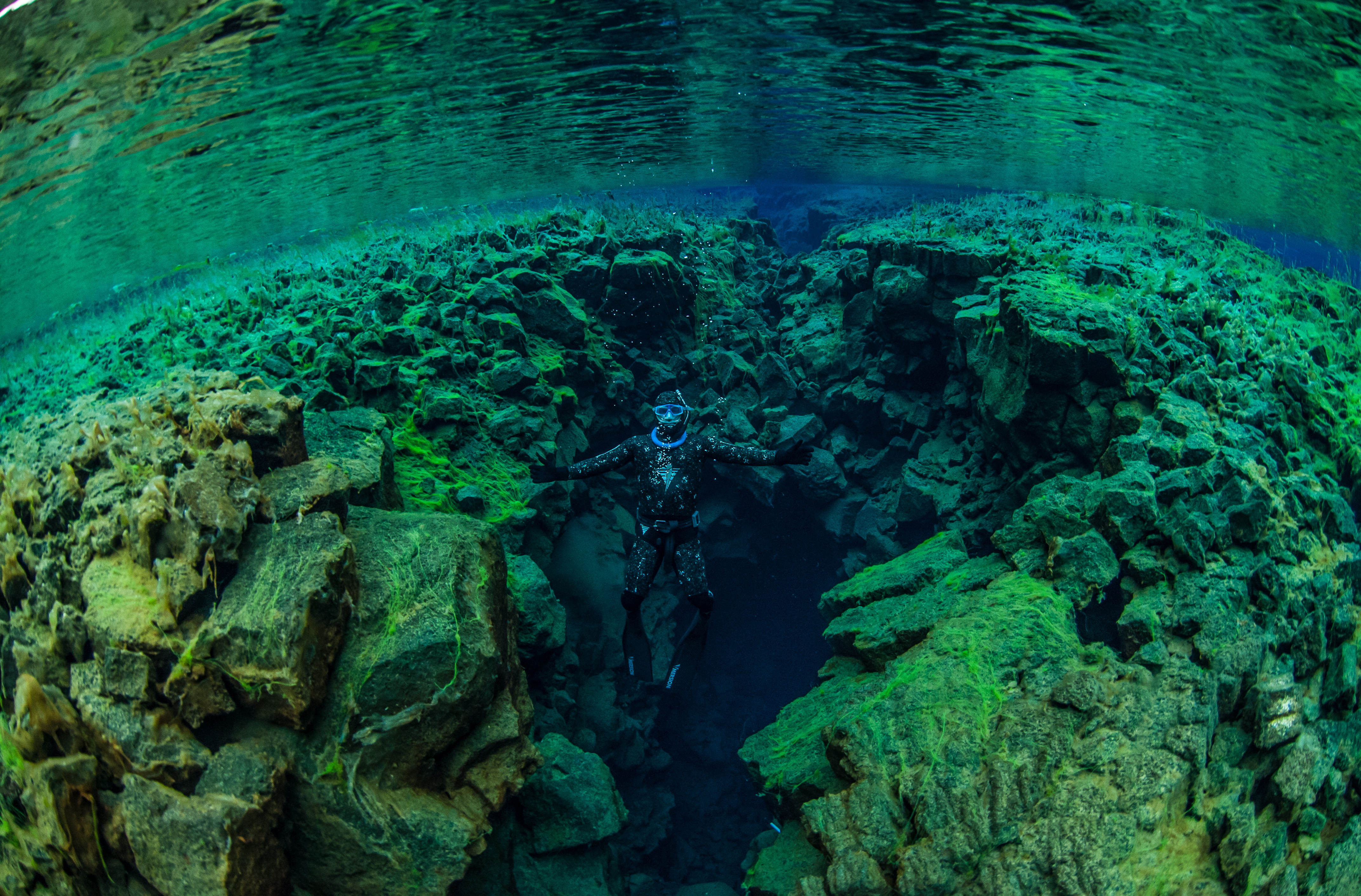 在丝浮拉大裂缝中自由潜水。