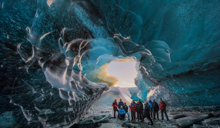 Die Entdeckung isländischer Eishöhlen gibt den Ton für ein fantastisches Foto an.