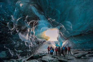 Die Entdeckung isländischer Eishöhlen gibt den Ton für ein fantastisches Foto an.