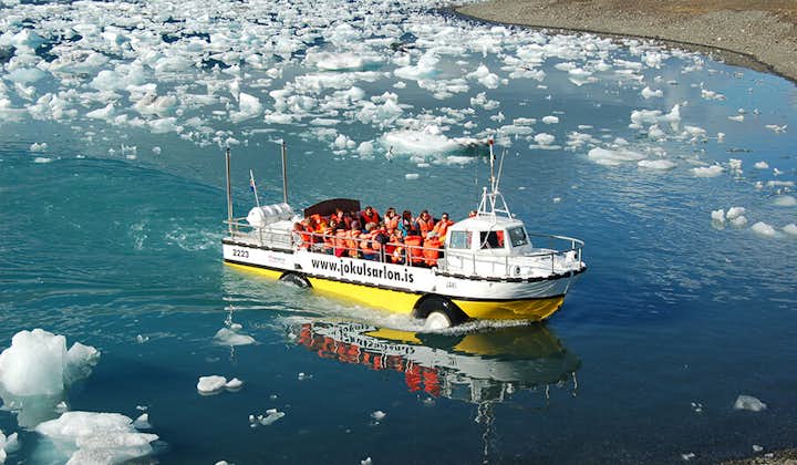 Een amfibieboot vaart over de gletsjerlagune Jökulsárlón.