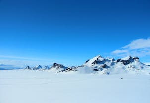 랑요쿨 빙하 꼭대기에서 바라보는 풍경은 아이슬란드의 겨울 풍경을 말해줍니다.