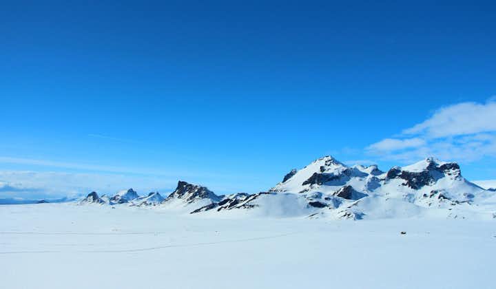 랑요쿨 빙하 꼭대기에서 바라보는 풍경은 아이슬란드의 겨울 풍경을 말해줍니다.