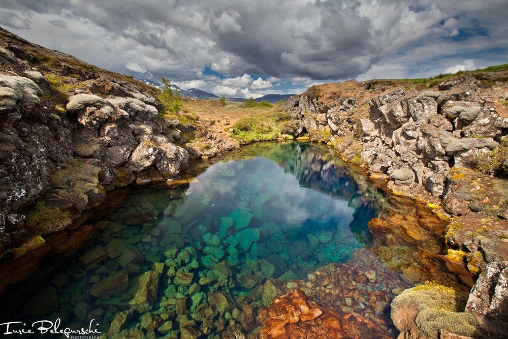 Das Quellwasser, das vom Langjökull-Gletscher durch die Lavafelder im Süden Islands fließt, tritt in den Schluchten des Þingvellir-Nationalparks aus.