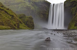 Jednym z najpopularniejszych wodospadów jest Skogafoss na południu Islandii.