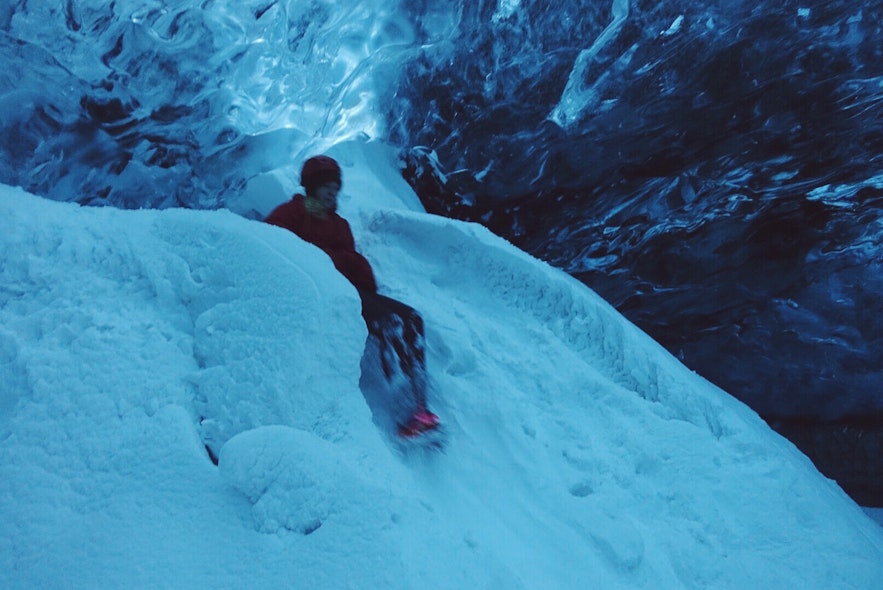 冰岛蓝冰洞内有时也会积雪