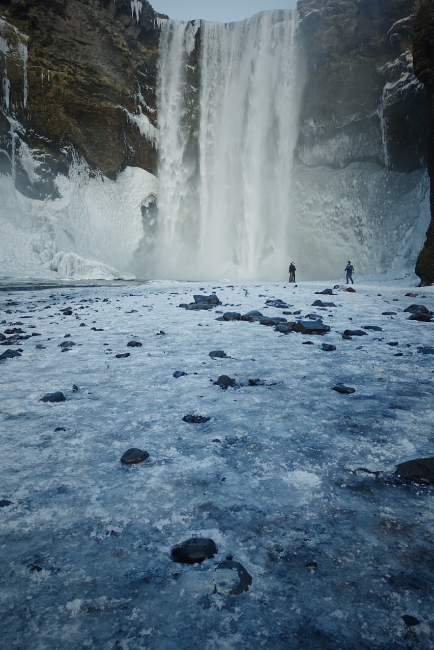 冬季时的冰岛斯科加瀑布(Skógafoss)，又名森林瀑布、彩虹瀑布