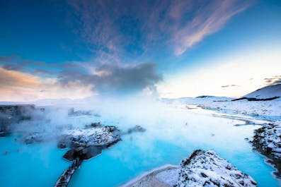 在著名的冰岛蓝湖温泉放松身心，舒缓旅途的疲劳