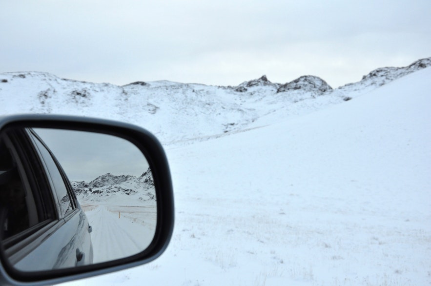 冰岛冬季的道路到处都是冰雪