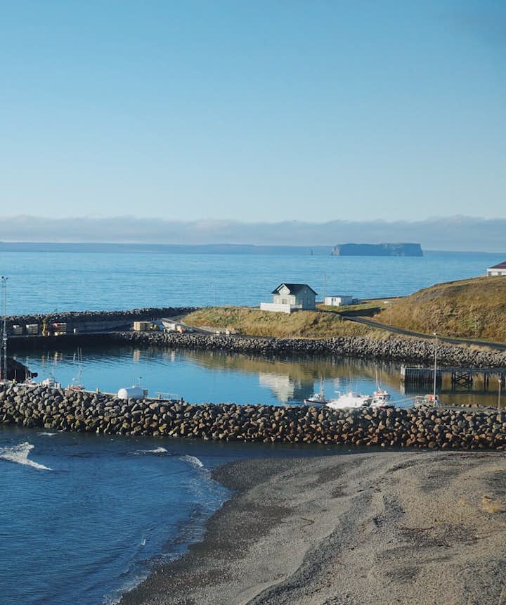 冰岛小众景点斯卡加峡湾和远处的德朗盖岛(Drangey Island)