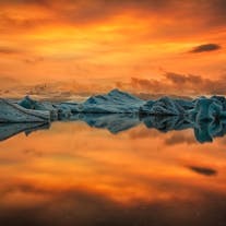 夏季的冰岛杰古沙龙冰河湖虽然没有冬日北极光的点缀，但在午夜阳光的点缀下它又展现出了别样的美
