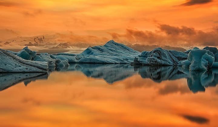 While in winter, watching the aurora borealis over the Jökulsárlón glacier lagoon is a much sought-after experience, the destination is quite as magnificent by night in summer, under the midnight sun.