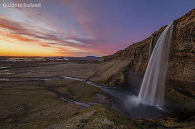 冰岛南岸的塞里雅兰瀑布造型独特，景色秀美。夏季时，您还可以通过一条小径达到瀑布后方，全方位欣赏瀑布景色