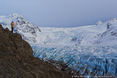 Die Gletscherwanderungen im Südosten Islands finden größtenteils auf dem Ausläufer des Svinafellsjökull statt, einer dramatischen Gletscherzunge, die sich in das Naturreservat Skaftafell schiebt.
