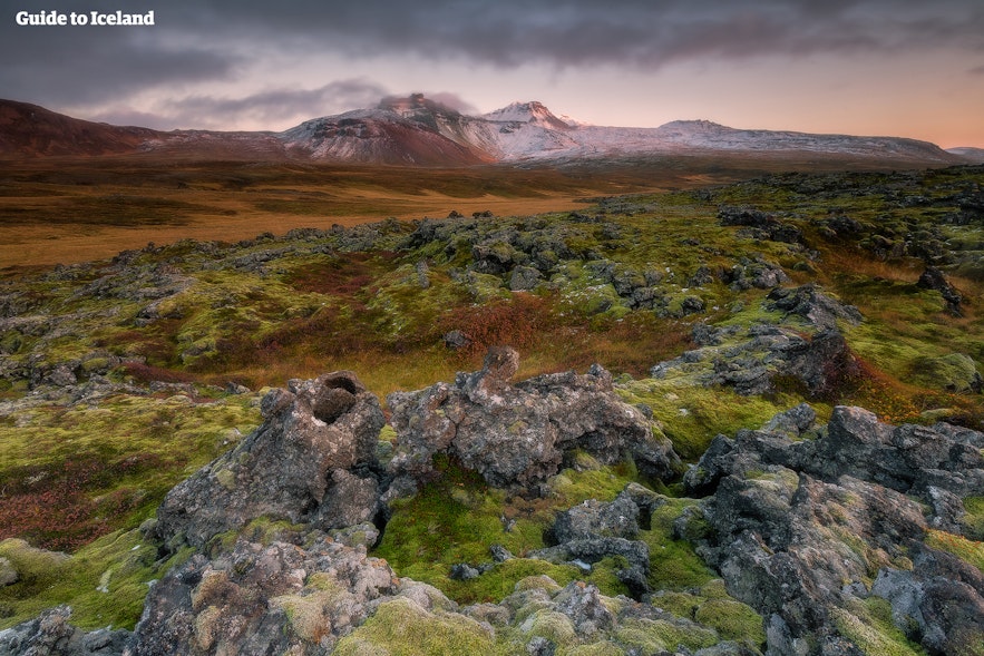 冰岛中央内陆高地兰德曼纳劳卡的彩色风景