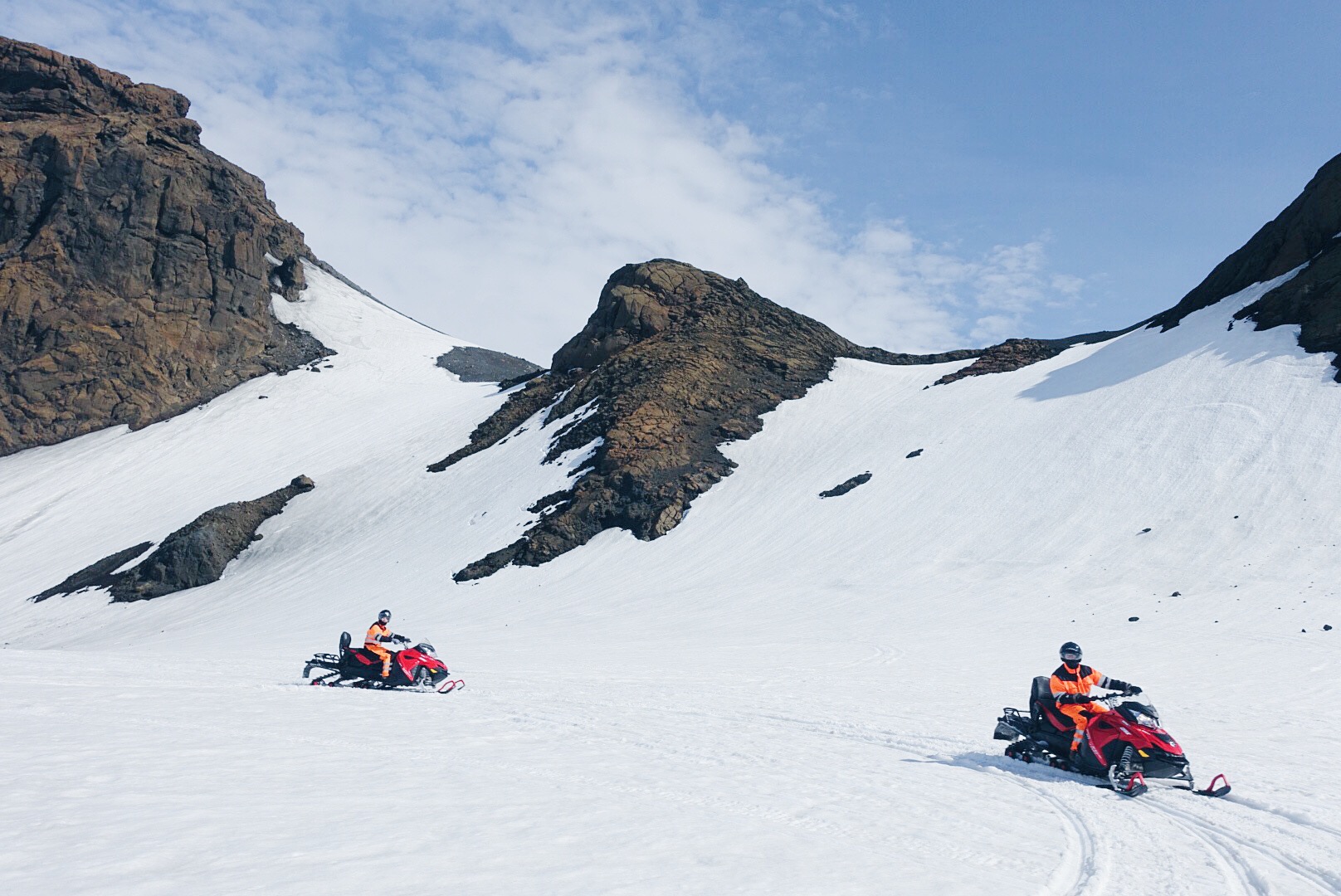 一年中スノーモービル体験ができるのも、ラングヨークトル氷河でのツアーだからこそ。