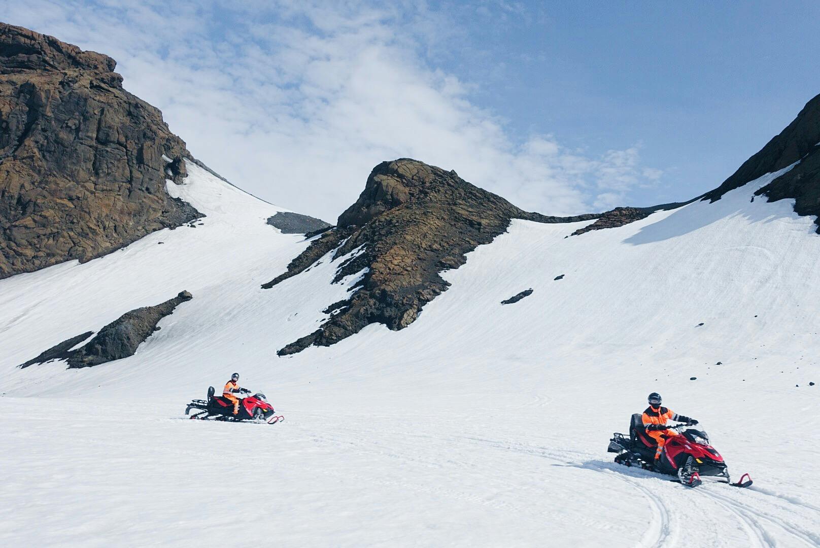 Zmaksymalizuj swoje wrażenia z lodowca jeżdżąc skuterem po ośnieżonych przestrzeniach Langjökull.