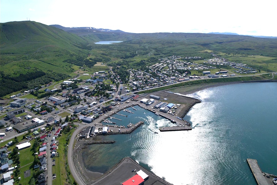 A top view of Husavik with Botnsvatn lake seen in the distance.
