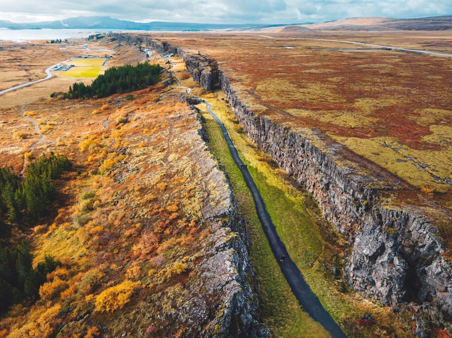 Ein großer Graben im Thingvellir-Nationalpark, von oben gesehen