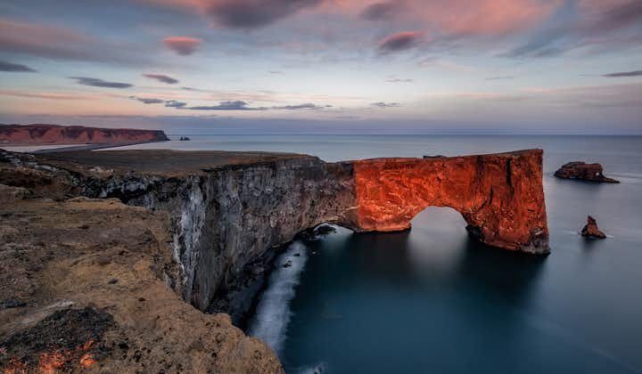 Dyrhólaey er en enorm steinbue som strekker seg ut i havet utenfor kysten av Sør-Island.