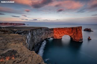 Dyrhólaey es un enorme arco de piedra que se adentra en el mar frente a la costa del sur de Islandia.