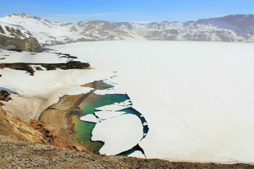 El lago congelado del volcán Askja en las tierras altas de Islandia