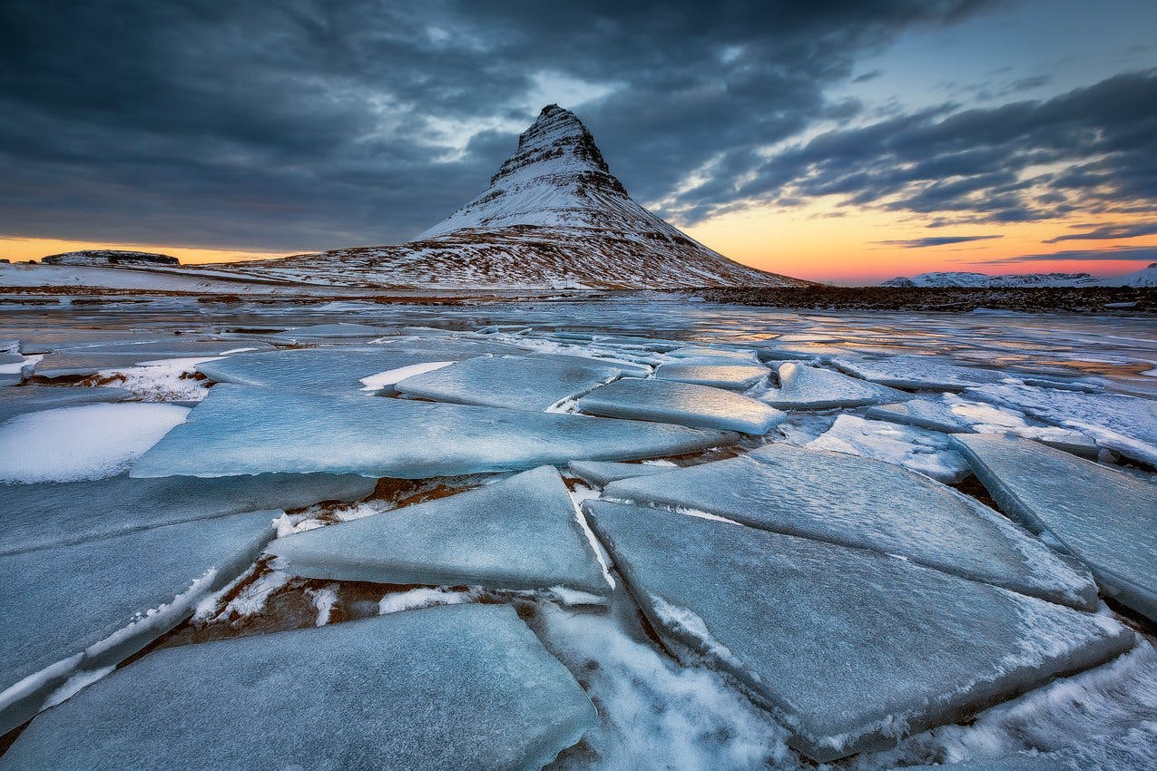 冰岛西部斯奈山半岛的教会山Kirkjufell是冰岛被拍摄次数最多的山