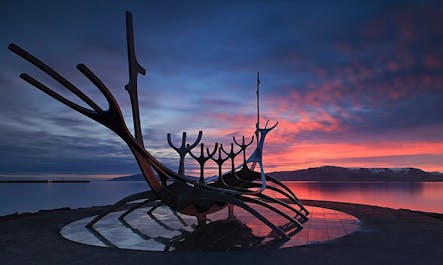 雷克雅未克雕塑太阳航海者代表冒险，预示着您的冰岛内陆高地摄影团即将开始