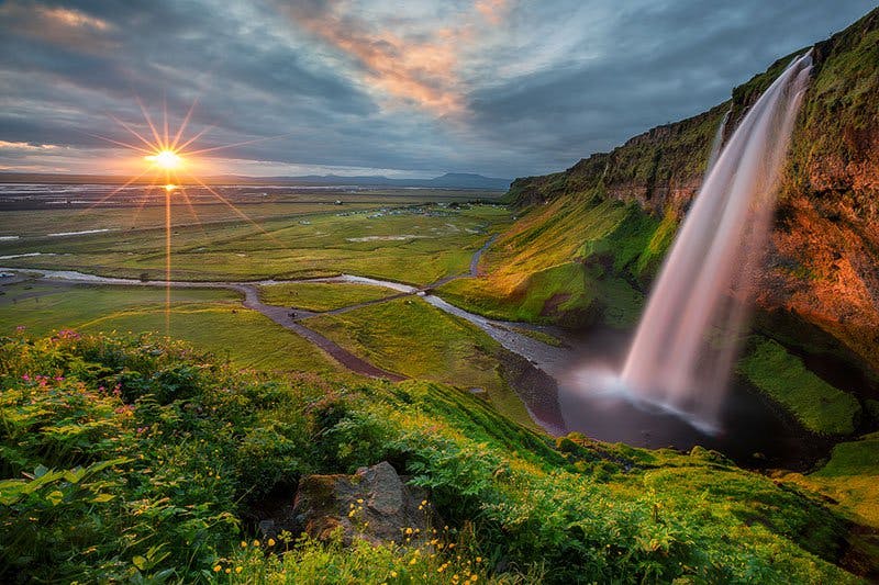 冰岛的南岸是夏季景色的瑰宝，从塞里雅兰瀑布(Seljalandsfoss)迷人的景致中就可以完美印证这个说法