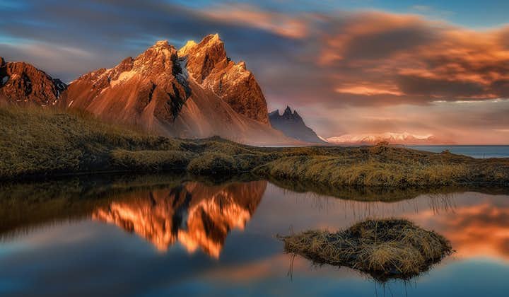 冰岛东部的Vestrahorn山在神奇的午夜阳光之下无比神奇