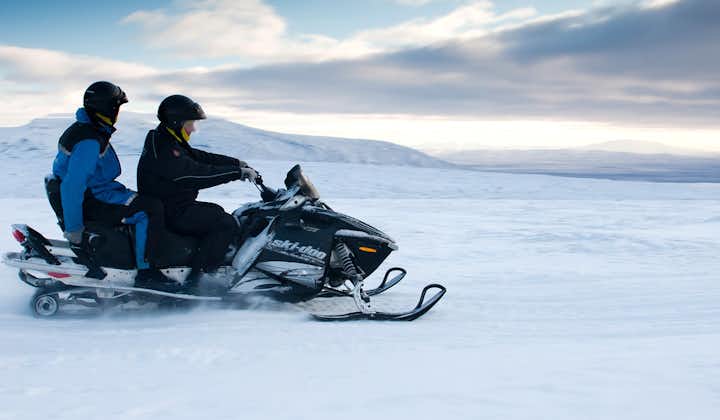 ในทัวร์วันเเดียวขับรถเลื่อนหิมะที่ให้คุณได้ออกแรงในยามบ่ายในประเทศไอซ์แลนด์