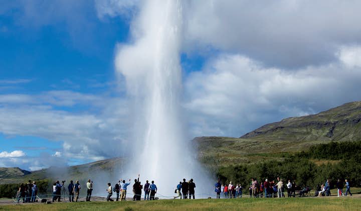 Le geyser Strokkur est un geyser toujours actif contrairement à son voisin Geysir