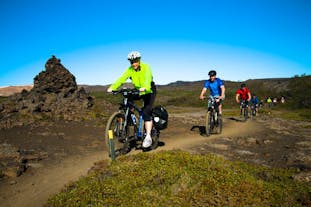 Gasten rijden op fat tire mountainbikes door het Noord-IJslandse landschap tijdens deze fietstocht langs het Myvatn-meer.