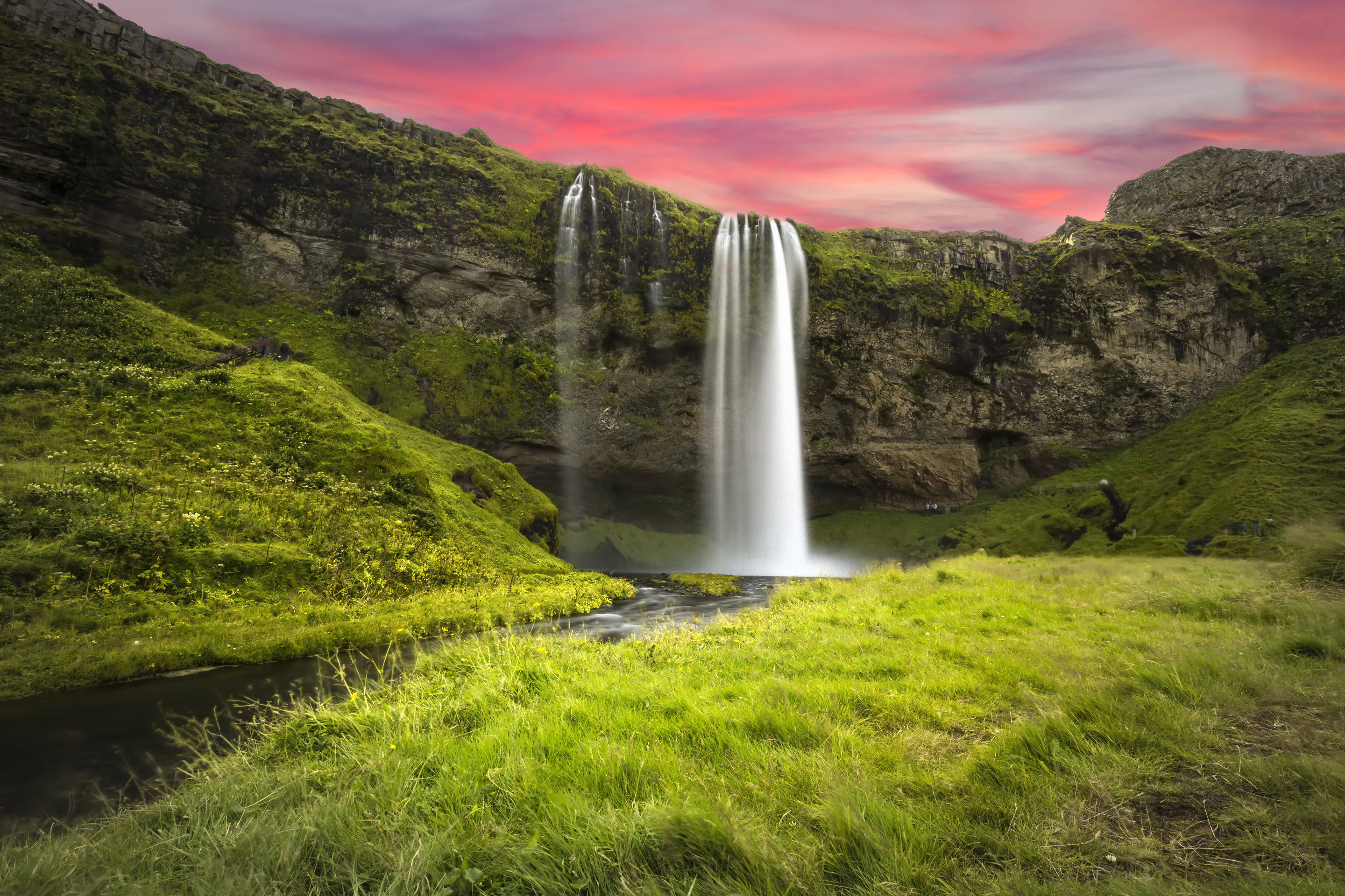 アイスランドの南海岸にあるセリャランズフォスの滝は人気な絶景スポットです