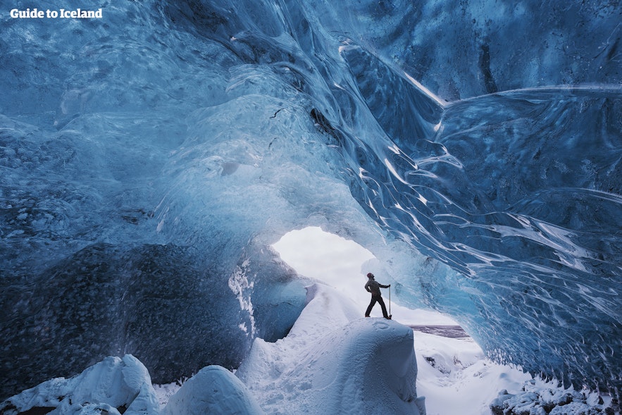 Las cuevas de hielo en los glaciares están entre las actividades más populares que hacer en Islandia durante el invierno.