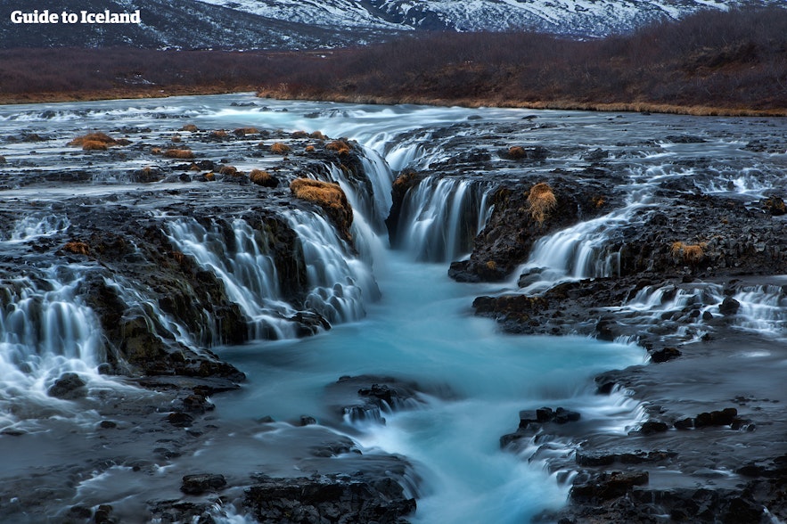 水色如蓝湖般美丽的瀑布布鲁尔－Brúarfoss