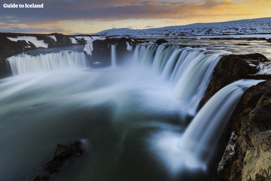 La cascada Godafoss, en el Norte de Islandia, está junto a la Ruta 1 (Ring Road).