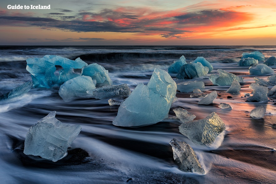 아이슬란드의 다이아몬드 해변은 모래 위로 푸르른 빙산 조각들이 반짝이는 곳입니다.