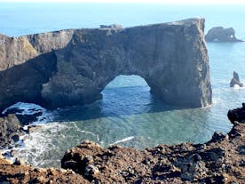 南海岸にあるディルホーラエイは自然にできた岩のアーチ