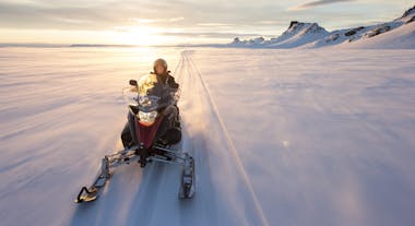 Nauti moottorikelkkaseikkailusta Langjökullin jäätikön lakeuksilla Islannissa.