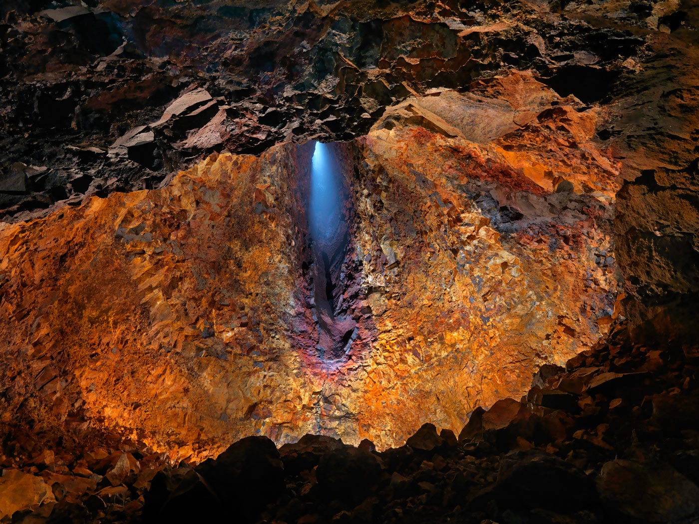 冰岛是世界上唯一一处可以进入火山内部探险的地方。