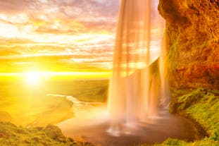 您可以使用塞里雅兰瀑布后方的人行步道绕到瀑布的后方观赏美丽的景色。