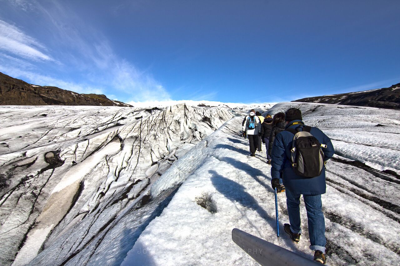 请您穿登山鞋，我们将提供冰川，供您穿着在登山鞋外，便可以在冰川上自如活动