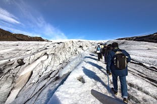 등산화에 크램폰(아이젠)이라는 빙하 장비를 착용하여 미끄러운 빙하 위에서도 안전하게 걸을 수 있습니다.