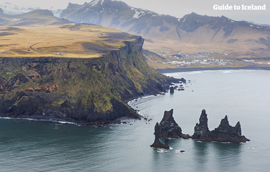 冰岛南岸黑沙滩可以看到海上的Reynisdrangar石柱群