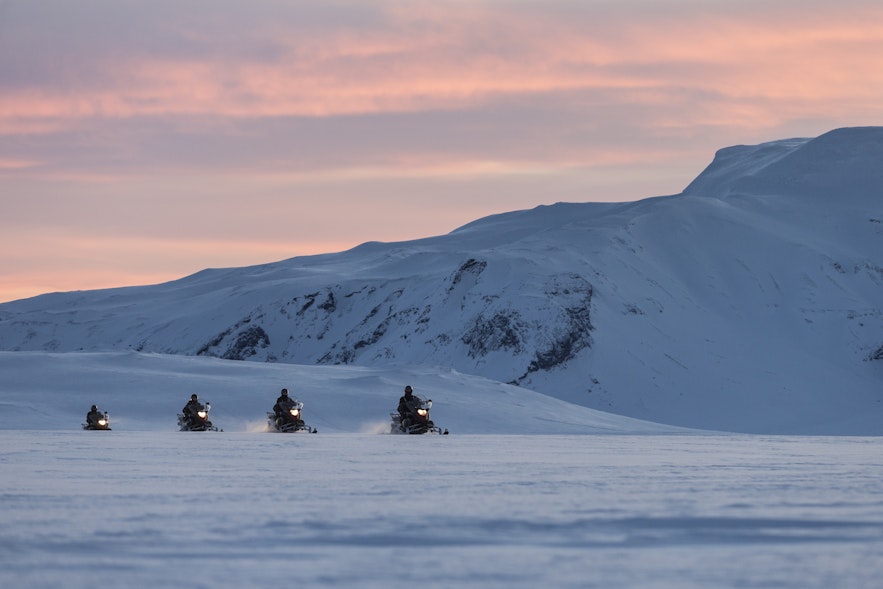 Las motos de nieve en el glaciar Langjokull son una actividad que se puede disfrutar todo el año.