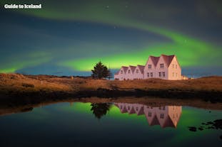 北极光在冰岛重要的历史遗址辛格维利尔国家公园上空飞舞
