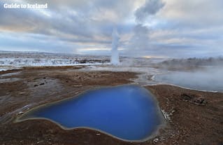 Det geotermiska området Geysir i Haukadalurdalen är känt för sina två gejsrar Strokkur och Geysir.