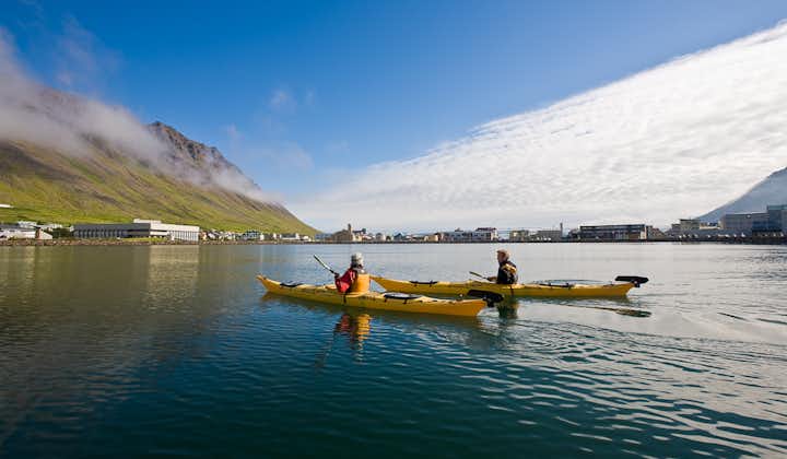 På sommaren kan du paddla kajak ut i Västfjordarna från Ísafjörður.