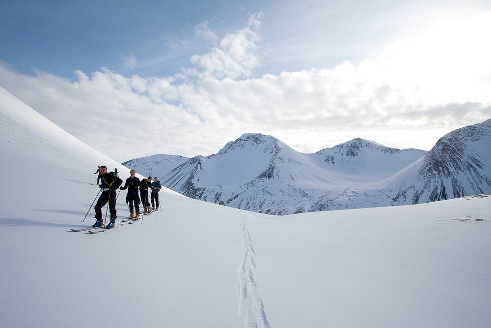 在冰島白茫茫的雪中享受滑雪的樂趣